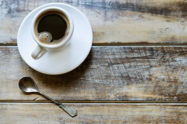 Tazza di caffè sul tavolo di legno marrone — Foto Stock