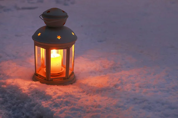 Lanterne sur neige. Heure d'hiver — Photo