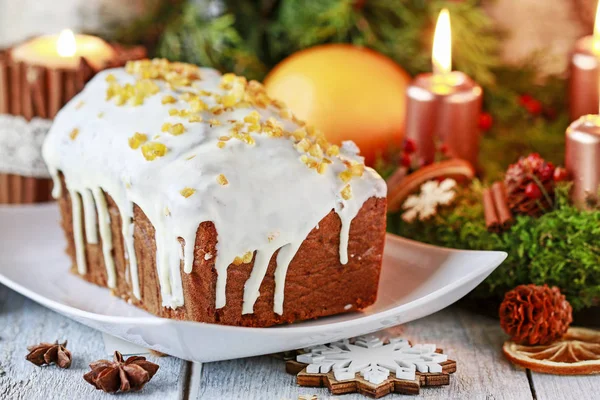 Gâteau au pain d'épice de Noël parmi les décorations traditionnelles . — Photo