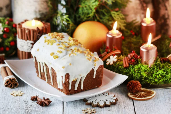 Bolo de gengibre de Natal entre decorações tradicionais . — Fotografia de Stock