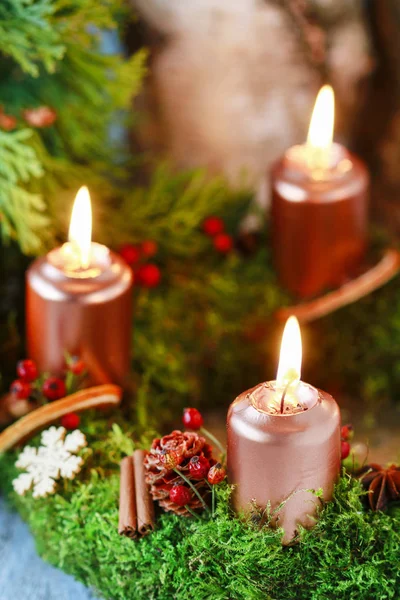 Advent wreath made of moss, cinnamon sticks and rosa canina twig — Stock Photo, Image