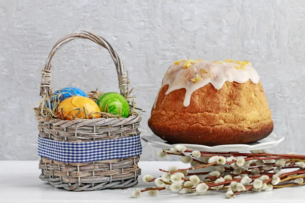 Корзина с пасхальными яйцами и традиционным тортом . — стоковое фото
