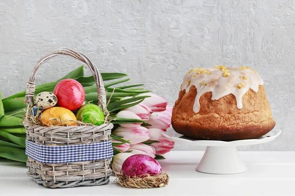 Panier avec oeufs de Pâques et gâteau traditionnel . — Photo