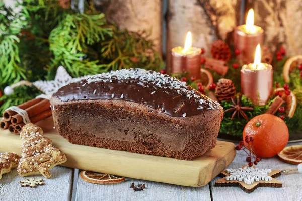 Bolo de gengibre de Natal entre decorações tradicionais . — Fotografia de Stock