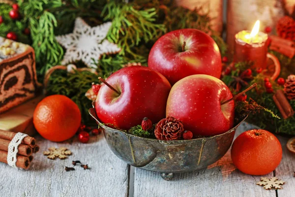 Tigela com maçãs vermelhas entre decorações de Natal . — Fotografia de Stock