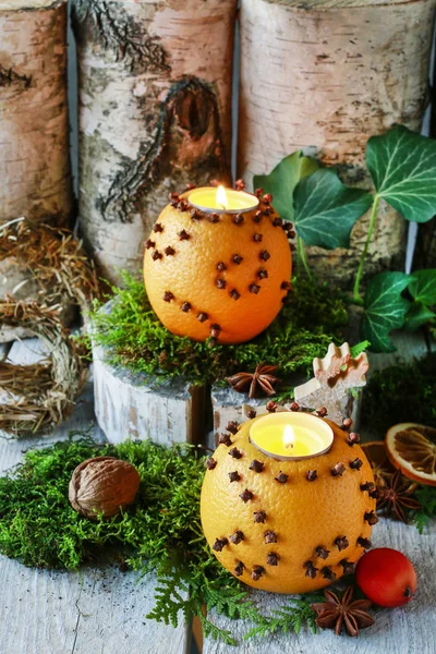 Decoração de casa de Natal com pomander, velas, musgo e parad Imagens De Bancos De Imagens