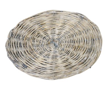 Hasır sepet beyaz arkaplanda izole edildi. 