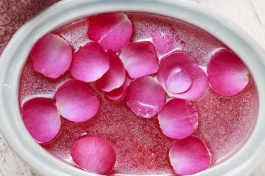 Uçucu yağlar ve gül yaprakları ile tedavi zenginleştirici spa tırnak