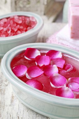 Uçucu yağlar ve gül yaprakları ile tedavi zenginleştirici spa tırnak