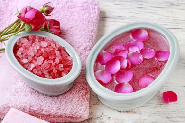 Uçucu yağlar ve gül yaprakları ile tedavi zenginleştirici spa tırnak