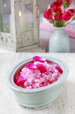 Uçucu yağlar ve gül yaprakları ile tedavi zenginleştirici spa tırnak