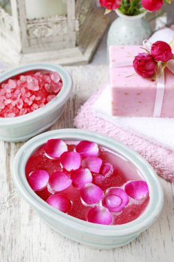 Uçucu yağlar ve gül yaprakları ile tedavi zenginleştirici spa tırnak