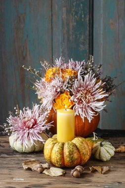 Buket çiçek balkabağı içinde.