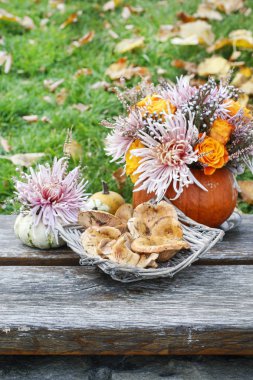 Buket çiçek balkabağı içinde.