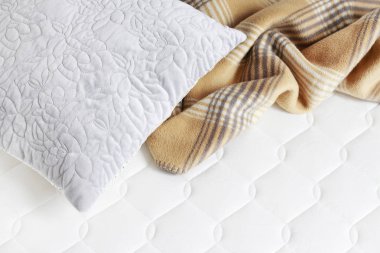 Bej battaniye ve çarşaf. 