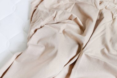 Yeni şilte üzerinde Bej çarşaf.