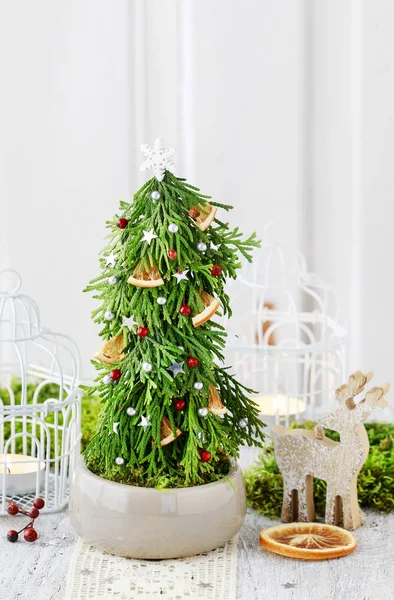 How to make beautiful Christmas decoration in fir shape using th — Stock Photo, Image