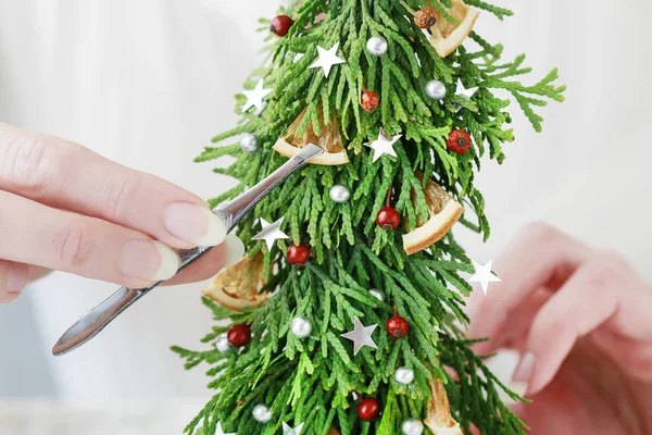 Nasıl th kullanarak köknar şeklinde güzel Noel dekorasyon yapmak