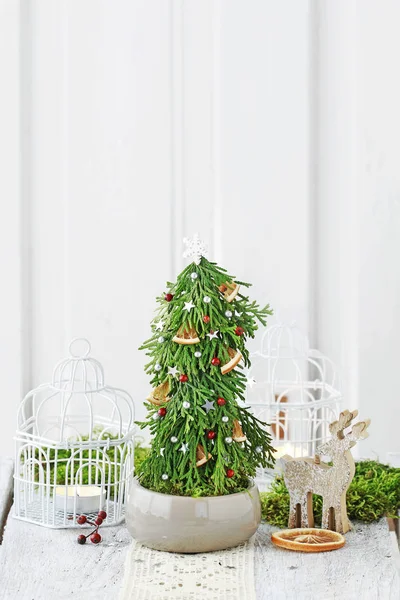 Como fazer bela decoração de Natal em forma de abeto usando th — Fotografia de Stock