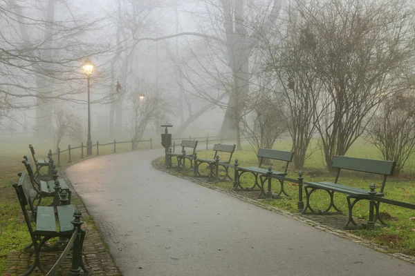 Para chodzenie w mgle. Październik rano w Planty Park — Zdjęcie stockowe