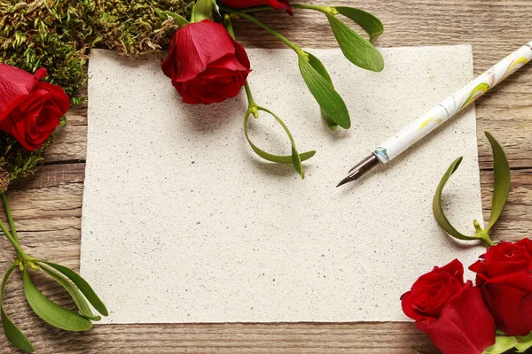 Rode rozen, Maretak, moss en blanco vel papier — Stockfoto