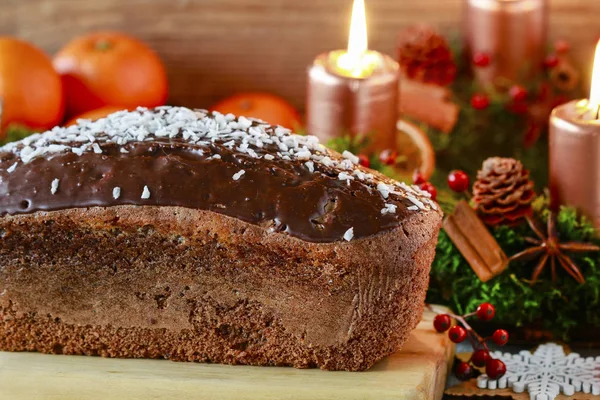 Kerst peperkoek cake onder traditionele decoraties. — Stockfoto