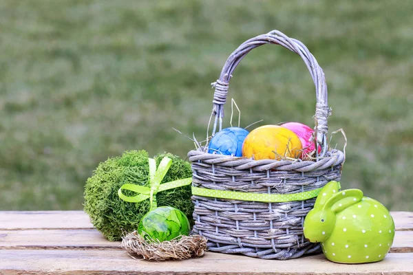 Traditionell påsk korg med färgglada ägg. — Stockfoto