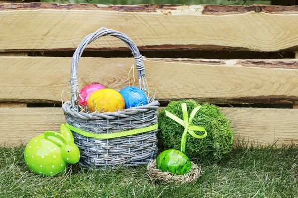 Cesta tradicional de Pascua con huevos coloridos . — Foto de Stock