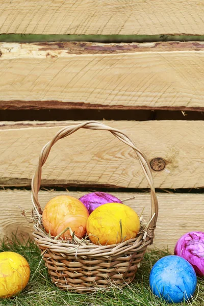 Tradycyjny kosz wielkanocny z kolorowymi jajkami. — Zdjęcie stockowe