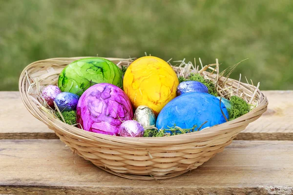 Traditional Easter basket with colorful eggs. — Stock Photo, Image