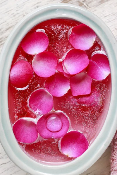 美甲 spa 丰富治疗精油和玫瑰花瓣 — 图库照片