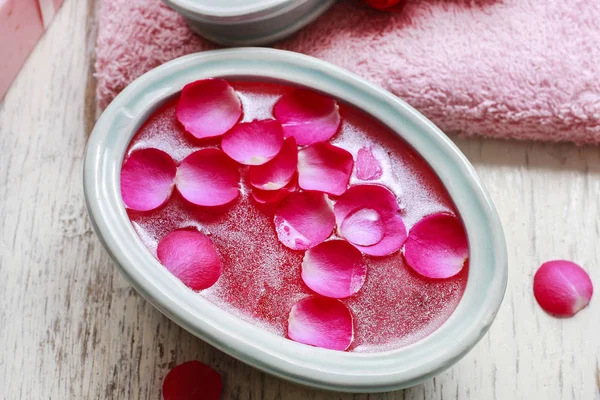 Uçucu yağlar ve gül yaprakları ile tedavi zenginleştirici spa tırnak