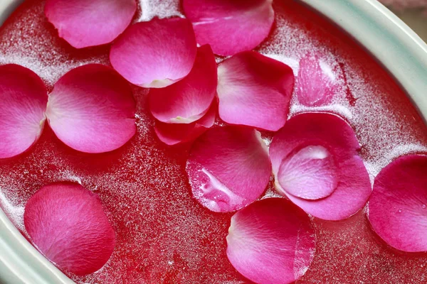 美甲 spa 丰富治疗精油和玫瑰花瓣 — 图库照片
