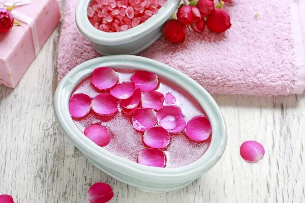 Tratamento enriquecedor de spa de unhas com óleos essenciais e pétalas de rosa — Fotografia de Stock