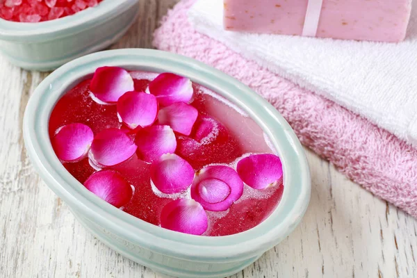 Nail spa behandeling met etherische oliën en rozenblaadjes verrijken — Stockfoto
