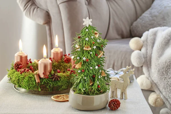 Dekoracje świąteczne w kształcie drzewa z mchem, cynamon laski — Zdjęcie stockowe