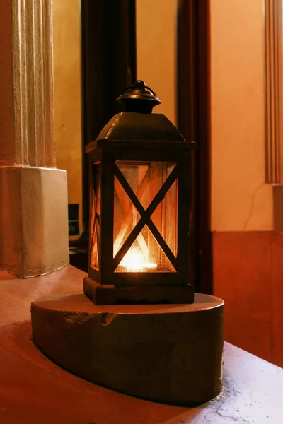 Lanterna de ferro na frente do antigo edifício à noite . — Fotografia de Stock
