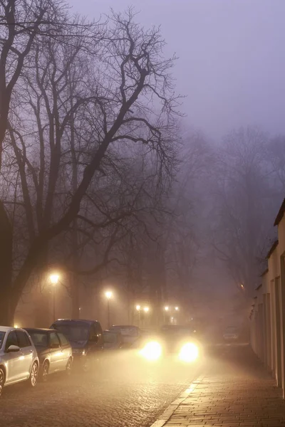 KRAKOW, POLONIA - 19 DICEMBRE 2017: Strada cittadina con auto — Foto Stock