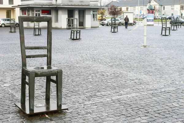 Krakau, Polen-17 december 2015: stoelen monument aan het geplaveide plein — Stockfoto