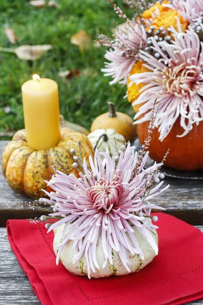 Buket çiçek balkabağı içinde.