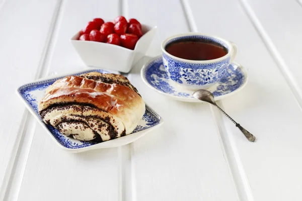 Mohn schwedisches Brötchen und Schale mit Erdbeeren. — Stockfoto