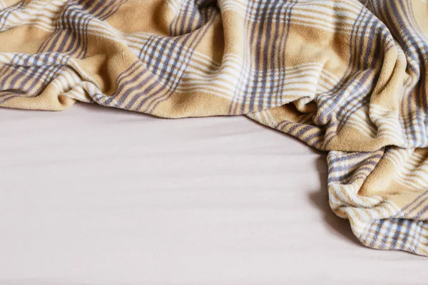 Bej battaniye ve çarşaf. 