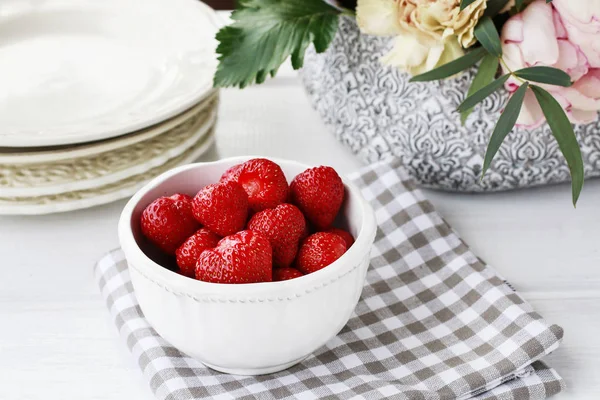 Bowl of strawberries ready to eat. Healthy food — Stock Photo, Image