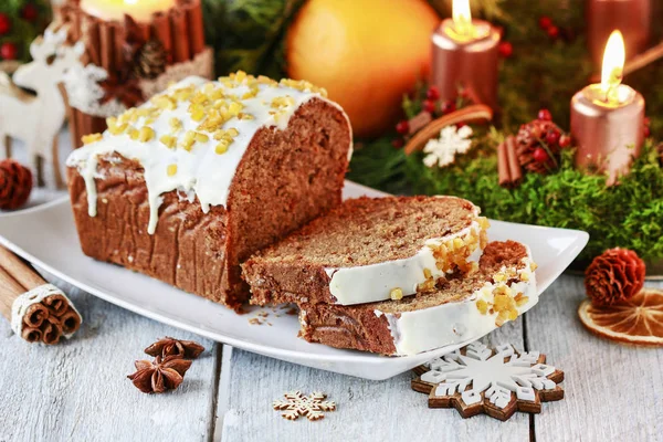 Christmas gingerbread cake among traditional decorations. — Stock Photo, Image