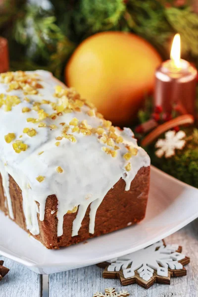 伝統的な装飾の中でクリスマスのジンジャーブレッド ケーキ. — ストック写真
