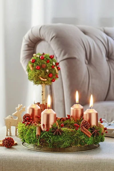 Decoración de Navidad en forma de árbol con musgo, palitos de canela y Imagen De Stock
