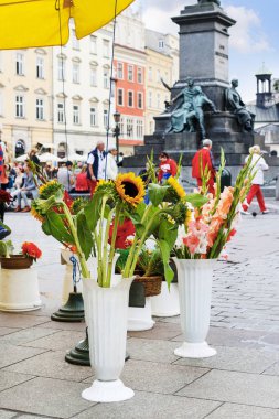 Krakow, Polonya - 17 Ağustos 2018: Çiçeklerle sokak tezgahı