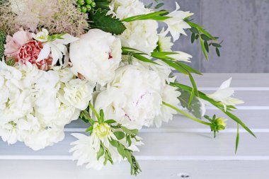 Hortensias (ortanca), dahlias ile düğün çiçek aranjmanı 