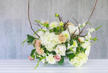 Hortensias (ortanca), dahlias ile düğün çiçek aranjmanı 