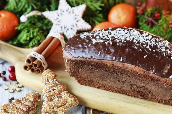 Noel zencefilli kek arasında geleneksel süslemeleri. — Stok fotoğraf